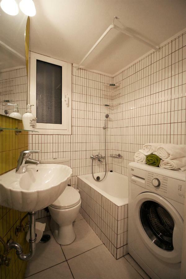 Apartamento Luxury Flat In Kolonaki, 3' Metro Atenas Exterior foto