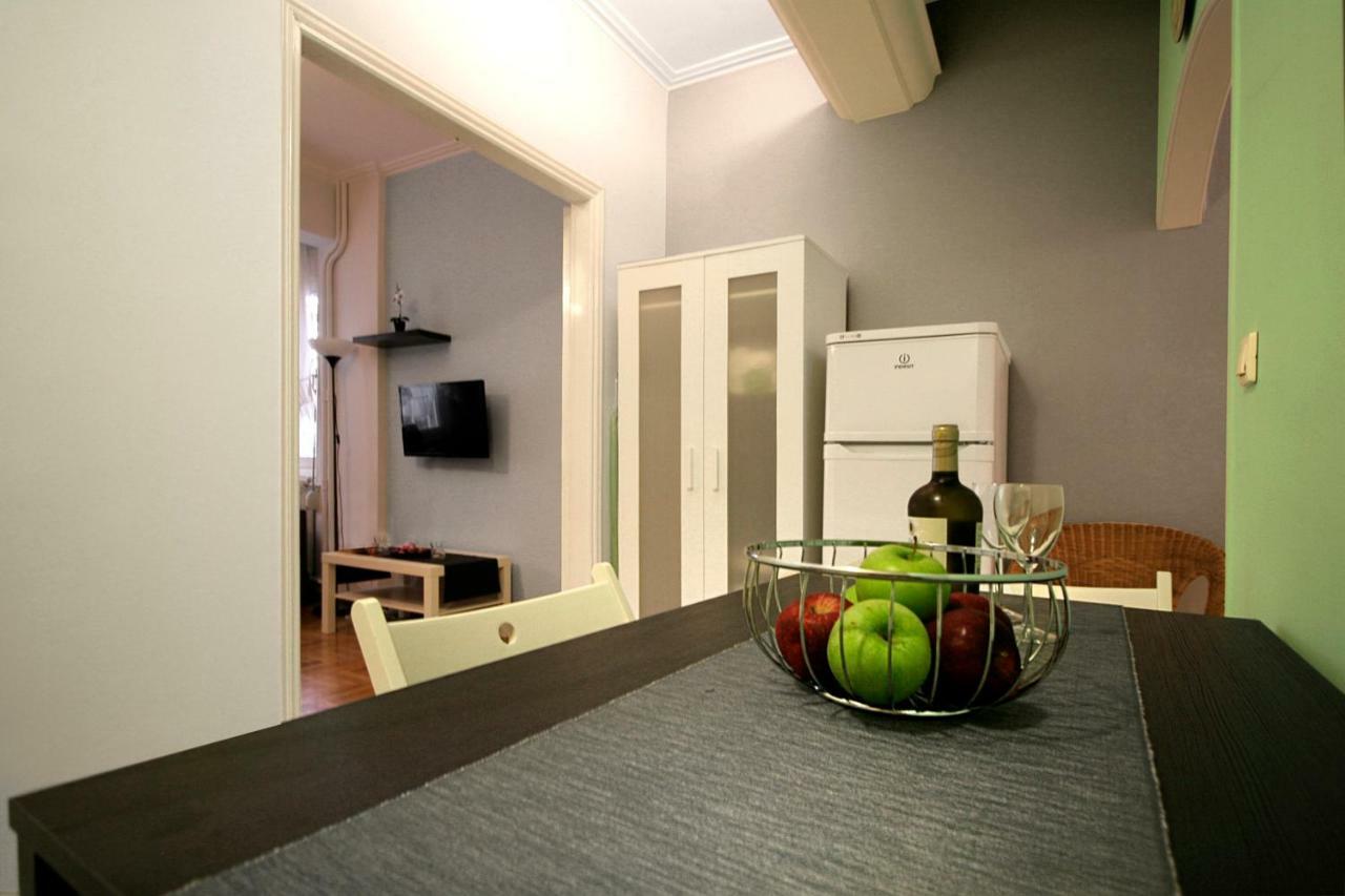 Apartamento Luxury Flat In Kolonaki, 3' Metro Atenas Exterior foto