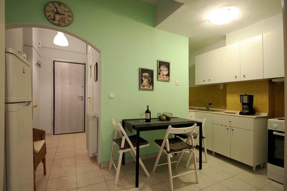 Apartamento Luxury Flat In Kolonaki, 3' Metro Atenas Exterior foto